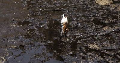 El director de CooperAcción recordó que 11.900 barriles fueron vertidos a las costas limeñas / Foto: EFE 