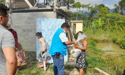 Entre las donaciones entregadas a la familia están alimentos no perecibles, colchones y menaje de cama. / Foto: Cortesía MIES
