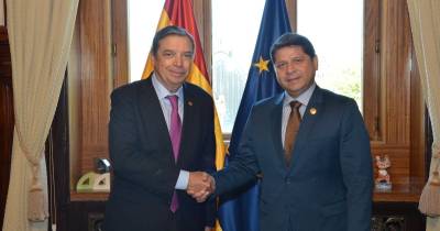 El acuerdo fue rubricado en Madrid por el ministro español de Agricultura, Pesca y Alimentación, Luis Planas, y su homólogo ecuatoriano, Danilo Palacios / Foto: cortesía Ministerio de Agricultura, Pesca y Alimentación de España 