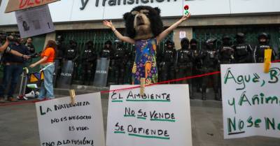 Los manifestantes se reunieron este jueves frente al Ministerio de la Mujer y Derechos Humanos y posteriormente también llegaron al Ministerio de Ambiente mientras propagaban gritos y consignas como "Fuera, Noboa, fuera"./ Foto: cortesía EFE