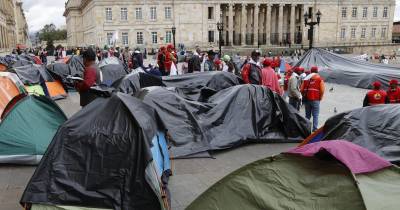 Los manifestantes llegaron a Bogotá e instalaron sus carpas frente a la Catedral Primada de Colombia / Foto: EFE