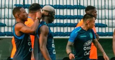 Moisés Caicedo (centro) se prepara para el cotejo ante Brasil / Foto: cortesía La Tri