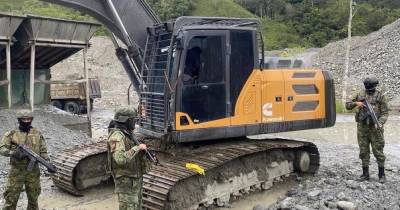 El Ejército inhabilitó tres excavadoras y tres motores de succión / Foto: cortesía Ejército ecuatoriano