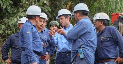 El gerente de Petroecuador, Leonard Bruns, recorrió la zona del río Loco / Foto: cortesía Petroecuador