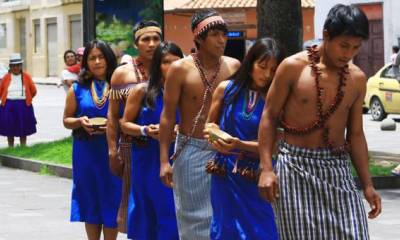 El grupo de danza Nujant de la comunidad shuar de Uwents se presentó en la plaza de La Merced de Cuenca. Foto: EL COMERCIO