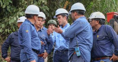El gerente general de Petroecuador, Leonard Bruns, recorrió la zona del río Loco / Foto: cortesía Petroecuador