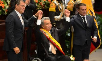 Rafael Correa colocó la banda presidencial a Lenín Moreno en la ceremonia de posesión del 24 de mayo del 2017. Seis meses después, los dos políticos están enemistados. Foto: El Universo