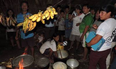 La chuculada, reparto de chucula mezclada con chicha de yuca, es una especie de fiesta tradicional de los waoranis en la comunidad Yarentaro.