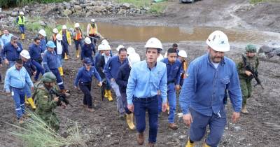 El gerente de Petroecuador, Leonard Bruns, recorrió la zona del río Loco / Foto: cortesía Petroecuador