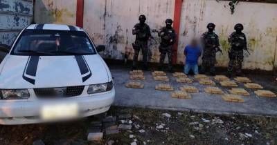 Los agentes inspeccionaron un vehículo en el que se ocultaban 100 paquetes cubiertos con cinta adhesiva / Foto: cortesía Policía Nacional