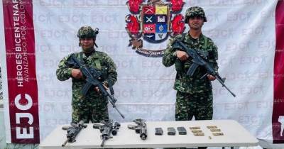 Las autoridades incautaron tres armas largas de asalto, una mira telescópica, tres proveedores y 62 cartuchos de diferentes calibres / Foto: cortesía Ejército Nacional de Colombia