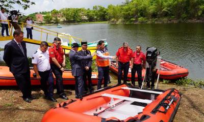 La entrega de los botes se realizó en una ceremonia en la Escuela Superior Politécnica del Litoral / Foto: cortesía Riesgos Ecuador