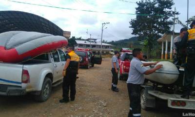 Bomberos y personal del GOE arribaron al sector para buscar los cuerpos de las víctimas. Foto: La Hora