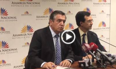 Patricio Donoso (izquierda), de CREO, y Luis Fernando Torres (PSC), en rueda de prensa tras la decisión del CAL de no admitir el pedido de juicio político contra exministro Augusto Espinosa. Foto: El Universo
