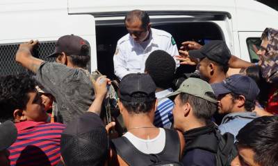 Del total de los migrantes, 64 son mayores de edad (20 mujeres y 44 hombres) y 29 menores de edad (19 niños y 10 niñas) / Foto: EFE