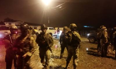 "Elbi", líder de los Tiguerones, fue arrestado durante una serie de allanamientos en un barrio del cantón de San Lorenzo / Foto: cortesía Fuerzas Armadas