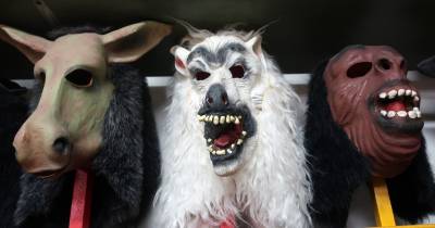 Ecuador despide el año quemando monigotes: muñecos de cartón o de tela rellenos de aserrín con caretas que dan rostro a personajes de ficción, política o farándula / Foto: EFE