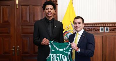 RJ Luis Jr. le obsequió una camiseta de los Boston Celtics al presidente Daniel Noboa / Foto: cortesía Presidencia