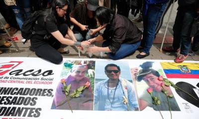 Familiares y amigos protestan hoy, viernes 13 de abril de 2018, tras confirmarse el asesinato del equipo periodístico del diario El Comercio secuestrado el pasado 26 de marzo en la frontera con Colombia, en Quito (Ecuador). "Estamos de luto", dijo el gobernante ecuatoriano, Lenín Moreno, al confirmar el asesinado del periodista Javier Ortega (36 años), del fotógrafo Paúl Rivas (45 años) y del conductor Efraín Segarra (60 años). Foto: La República