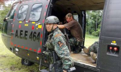Los militares socorren a sus compañeros tras el hecho. Foto: La Hora