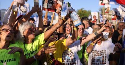 Entre lágrimas, gritos y aplausos una multitud que rodea el Sheba celebró la llegada de la aeronave / Foto: EFE