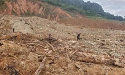 Desolación. El alud causó destrozos a su paso. Una marea de piedra y lodo arrasó con una casa y maquinarias. Freddy Inga