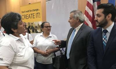 Esther Zambrano (izq.), quien fue favorecida con “Misión Manabí “, dialoga con Marcos Mendieta sobre su experiencia como emprendedora Foto: El Telégrafo