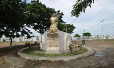 En el cementerio Ángel María Canales, del Suburbio de Guayaquil, se construyen bóvedas en tierra. Foto: La Hora