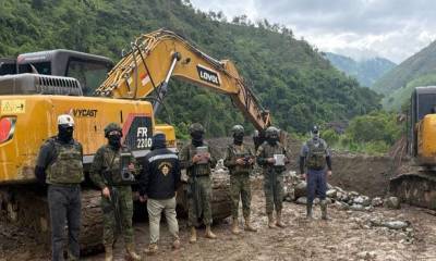 Los militares encontraron maquinaria pesada y varios equipos utilizados en la explotación aurífera / Foto: cortesía Ejército Ecuatoriano