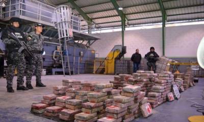 En los últimos meses la Policía y Fuerzas Armadas incrementaron la captura de droga guardada en caletas y el decomiso de precursores químicos para la refinación del alcaloide. Foto: Expreso