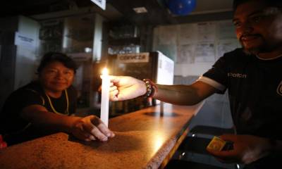 Los cortes de energía se retomarán en horarios reducidos: una hora y media en la Costa y la Amazonía, y dos horas en la Sierra / Foto: EFE