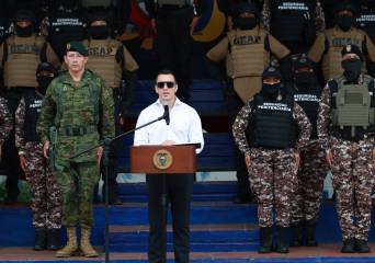 Chalecos y uniformes fueron entregados al personal del SNAI./ Foto: cortesía Presidencia