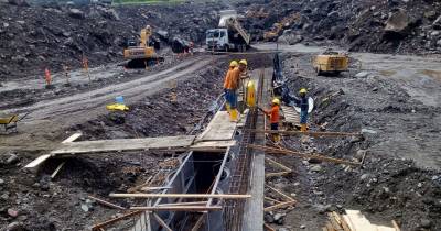 El dique permeable se construye a 7.8 kilómetros aguas abajo de la captación de la central / Foto: cortesía Celec