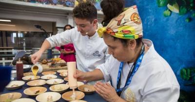 El joven chef ecuatoriano Sebastián Espinoza, fue el encargado de dar inicio al festival / Foto: EFE