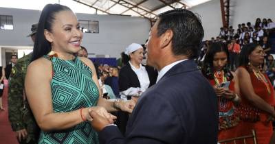 La presidenta del CNE, Diana Atamaint, entregó la credencial al alcalde Fabricio Narváez / Foto: cortesía Diana Atamaint