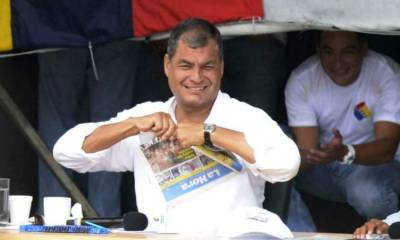 En su último enlace ciudadano -también llamados sabatinas- del 20 de mayo de 2017, el expresidente de la República Rafael Correa rompió un ejemplar de diario La Hora. Ocurrió en el parque Samanes, en el norte de Guayaquil. Foto: El Universo