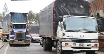 Durante el fin de semana se registraron largas filas de camiones en el Puente Internacional de Rumichaca / Foto: cortesía Portafolio