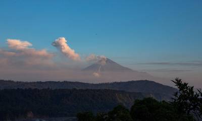 El coloso, de 5.230 metros de altitud, también generó 30 sismos leves de "largo periodo" y 21 episodios de "tremor de emisión" / Foto: EFE