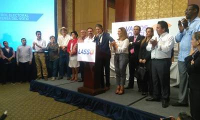 Guillermo Lasso junto a varios dirigentes políticos anuncia la impugnación de los datos con que el Consejo Nacional Electoral declaró ganador de las elecciones al binomio Moreno-Glas. Foto: El Universo