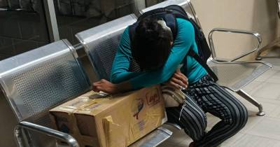 La entrega del cuerpo de una bebé achuar en una caja de cartón en Macas provocó indignación / Foto: cortesía Christian Sánchez