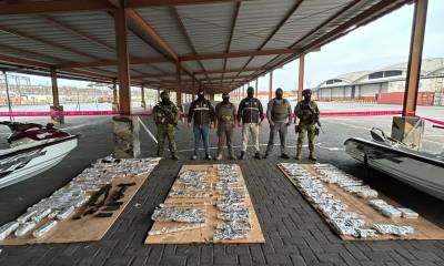 De acuerdo al Ministerio de Gobierno, el cargamento podría tener como destino grupos armados que operan en Esmeraldas / Foto: cortesía FF.AA.