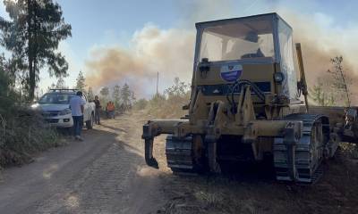 Los bomberos realizan inspecciones para "verificar la liquidación del incendio en varios puntos / Foto: cortesía Secretaría de Riesgos