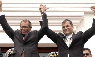 Rafael Correa y Jorge Glas saludan desde el balcón de Carondelet cuando estaban en el poder / Foto: cortesía