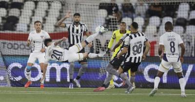 Fernando Cornejo estuvo a punto de anotar el gol del empate para Liga / Foto: EFE