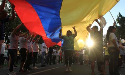 Un día más. El sol brilla sobre la bandera de los manifestantes pro Lasso. Foto: Expreso