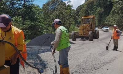 se colocó 100 metros cúbicos de asfaltado en los puntos críticos de la carretera que une a las dos provincias / Foto: cortesía ministerio de Transporte
