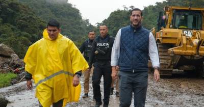 Roberto Luque, ministro de Transporte y Obras Públicas, recorrió el sector de Quebrada Negra, en Napo / Foto: cortesía MTOP
