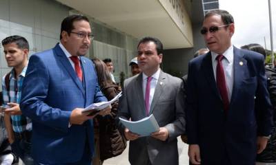 Ayer, en horas de la mañana, los asambleístas por CREO, César Carrión y Esteban Bernal, junto al abogado Hernán Ulloa interpusieron una medida cautelar en la Unidad Judicial Norte de Quito para suspender el concurso de fiscales, cuyas pruebas prácticas se encontraban en curso. (Karina Defas / Expreso)