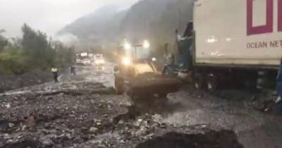 Lodo, piedras, ramas y tierra impiden el paso de los vehículos en Baeza / Foto: cortesía Policía Nacional