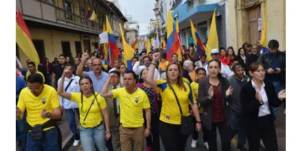 Multitudinarias marchas en el país a la espera de resultado final de comicios